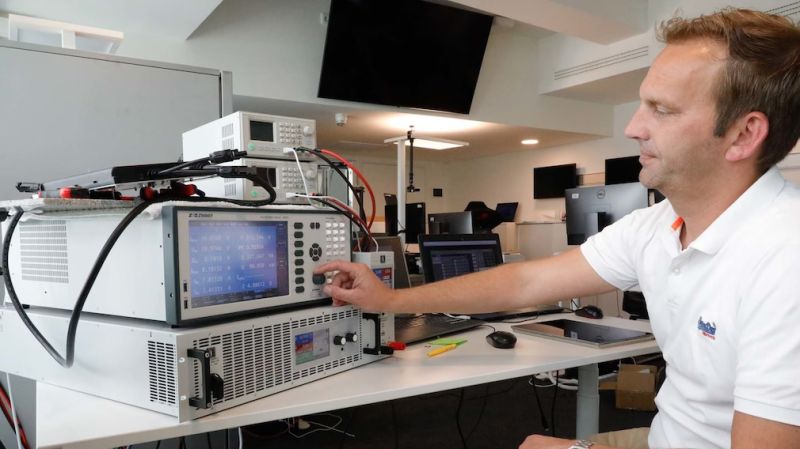 觸屏自定義界面，支持鍵盤鼠標及遠程操作。